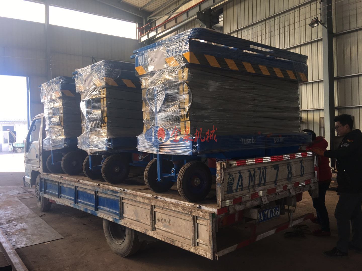 出口4臺(tái)9米移動(dòng)剪叉升降機(jī)