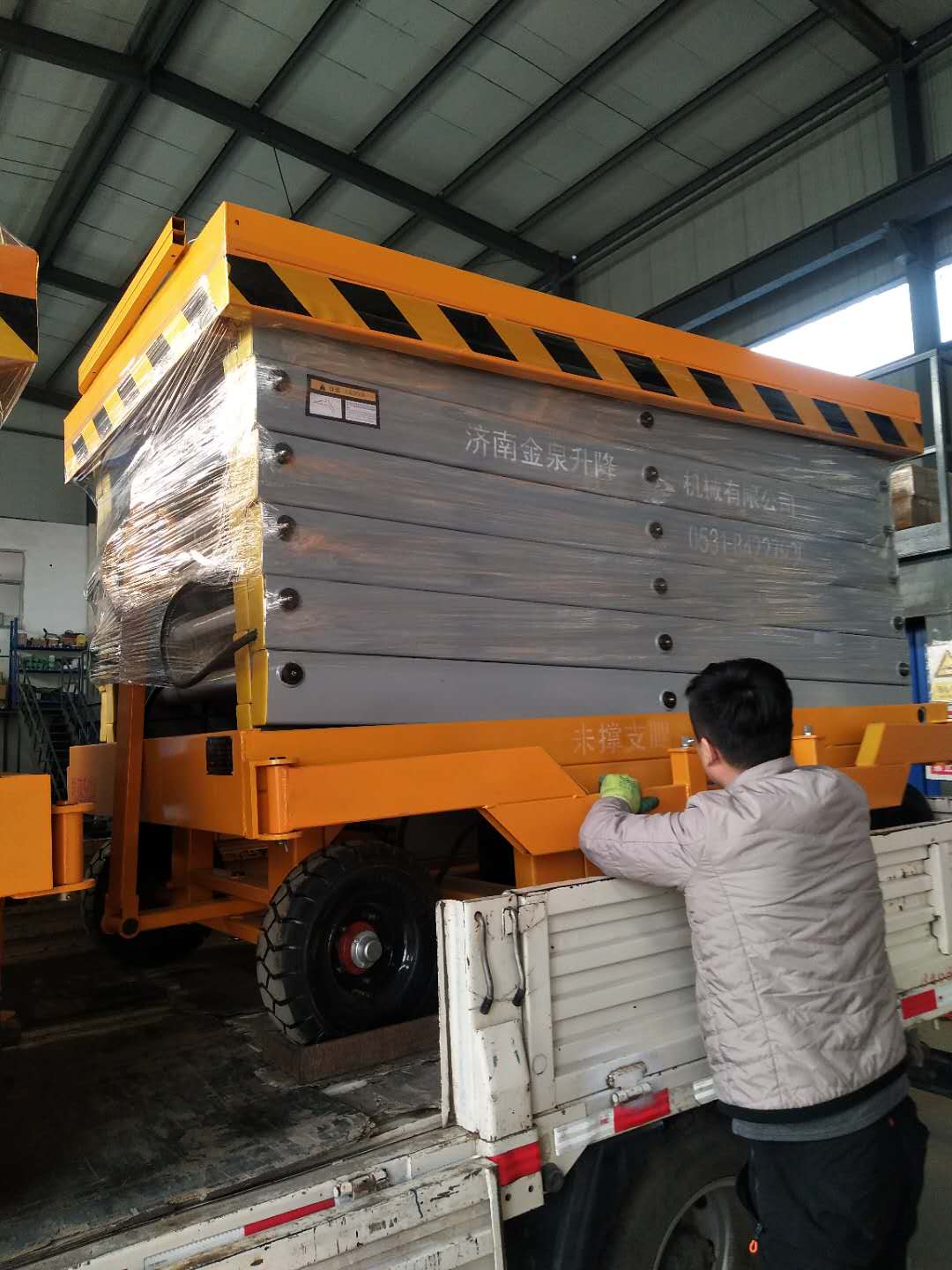 12米移動剪叉升降機(jī)發(fā)往永州